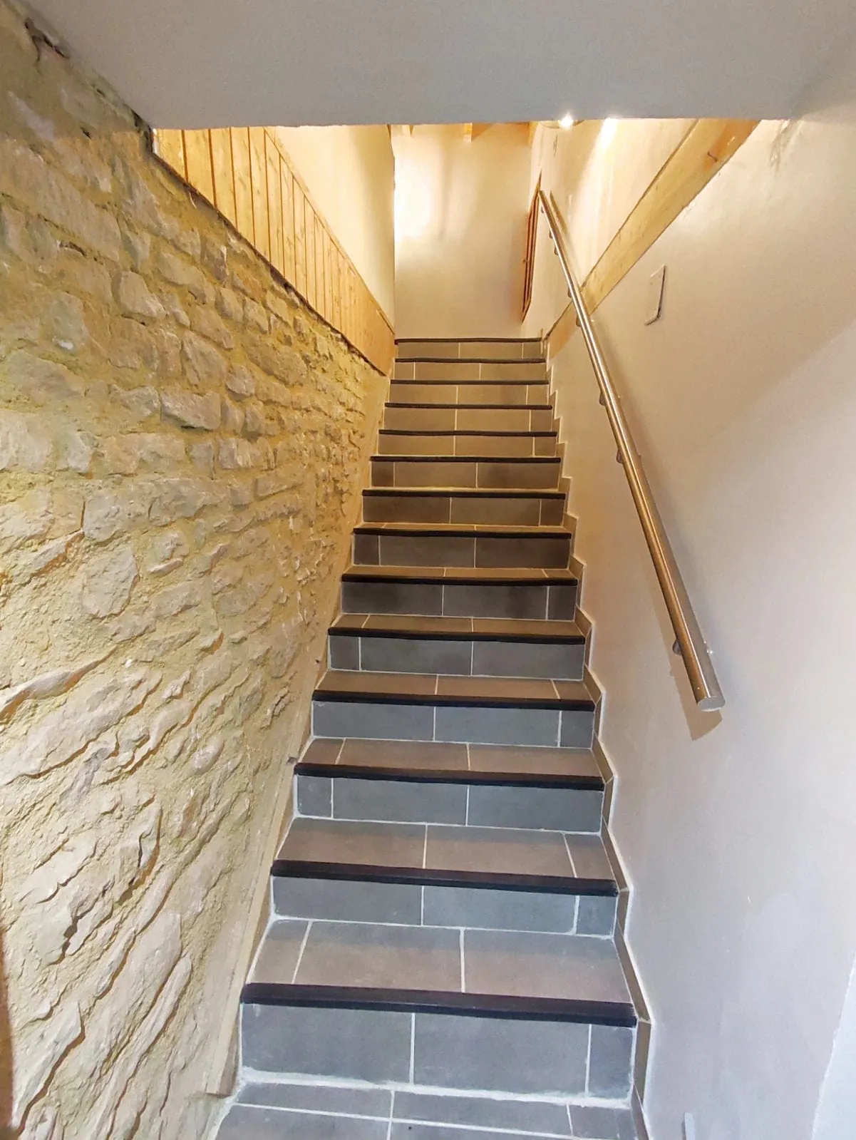 Maison en pierre rénovée avec 3 chambres dans un village bucolique près d'Avallon 