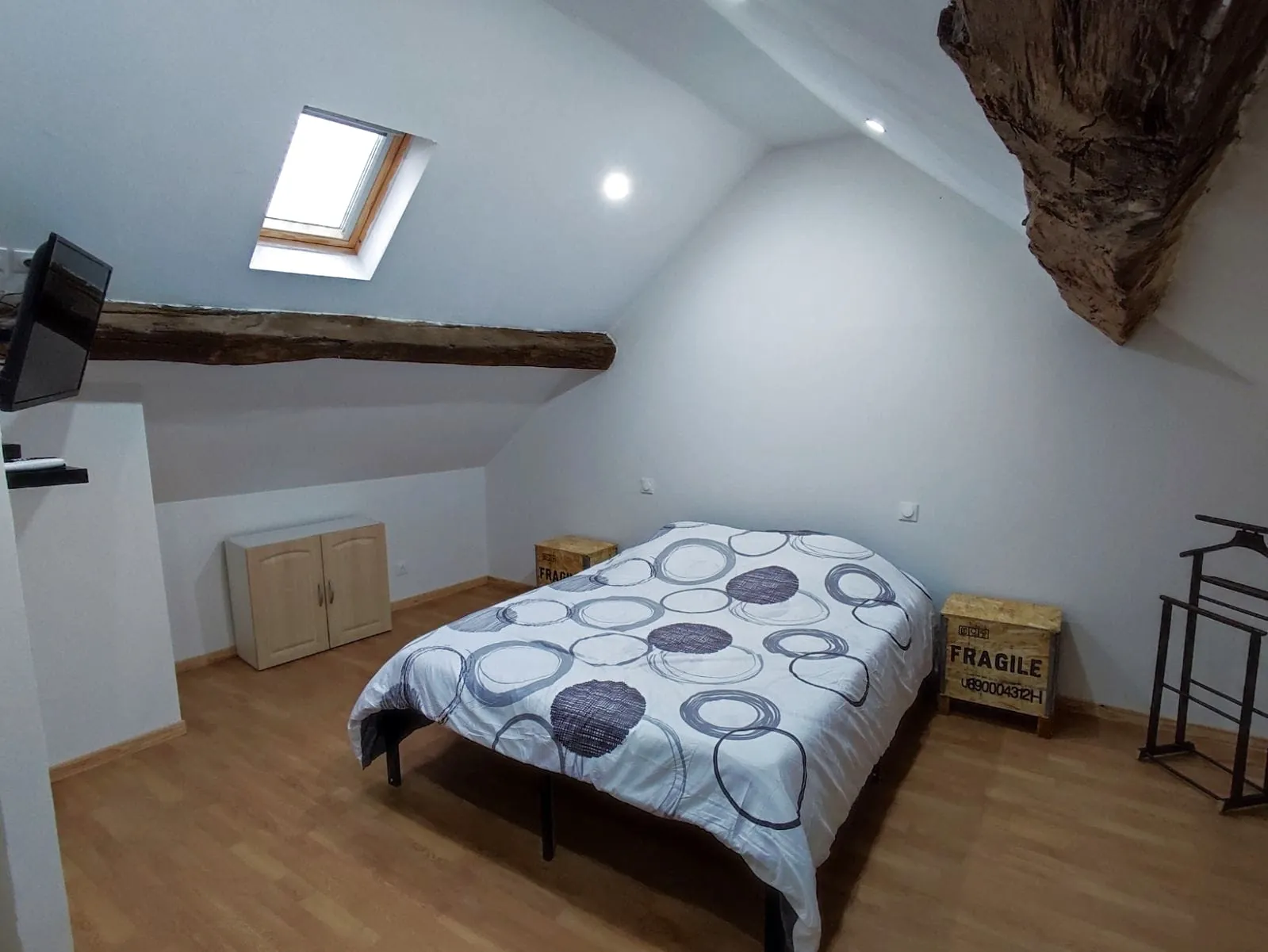 Maison en pierre rénovée avec 3 chambres dans un village bucolique près d'Avallon 