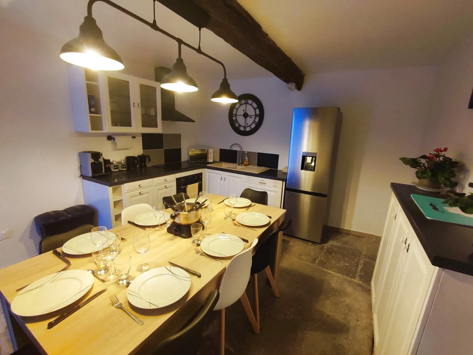Maison en pierre rénovée avec 3 chambres dans un village bucolique près d'Avallon 