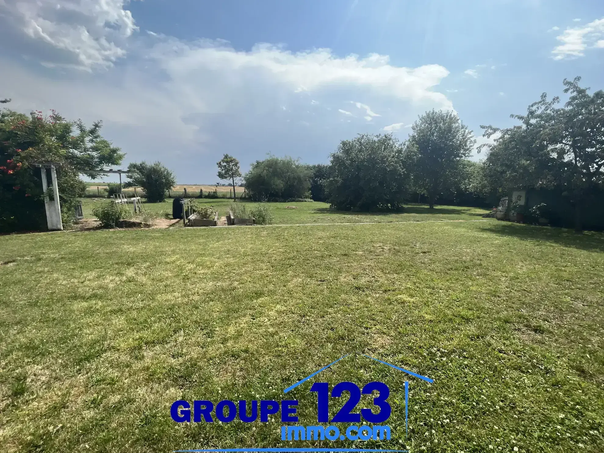Terrain constructible de 2600 m² à Beaumont en campagne calme 