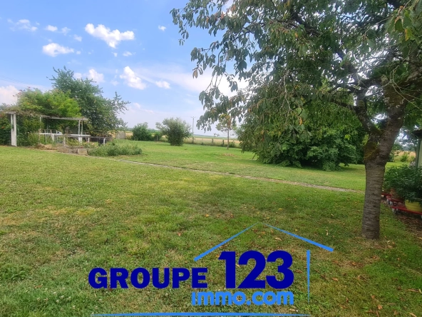 Terrain constructible de 2600 m² à Beaumont en campagne calme