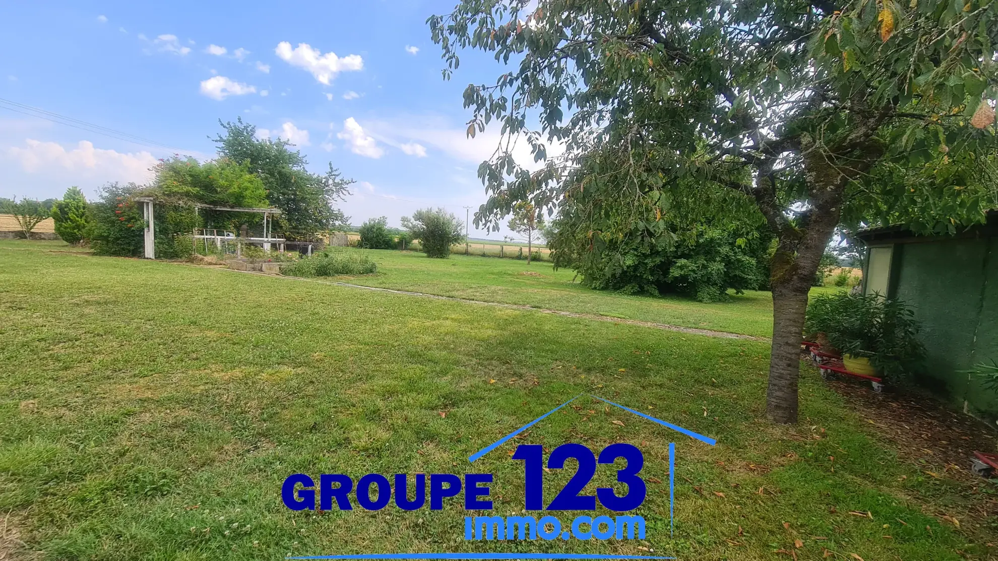 Terrain constructible de 2600 m² à Beaumont en campagne calme 