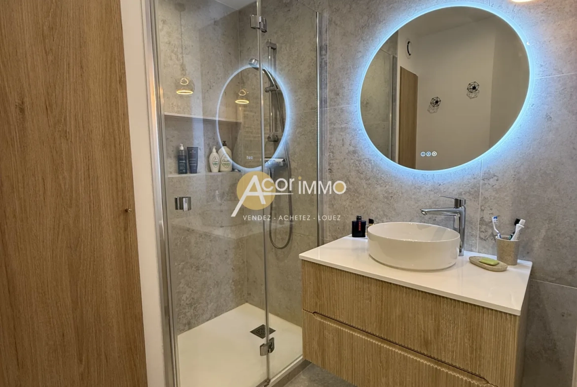 Appartement T2 rénové avec terrasse à Sanary-sur-Mer, proche centre et gare 