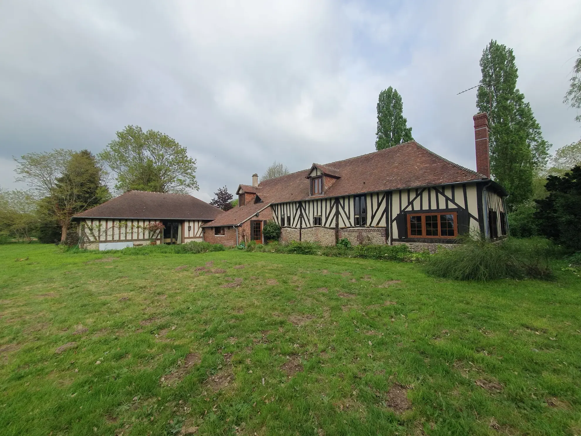 Belle maison normande à Bernay avec grand jardin et charme traditionnel 