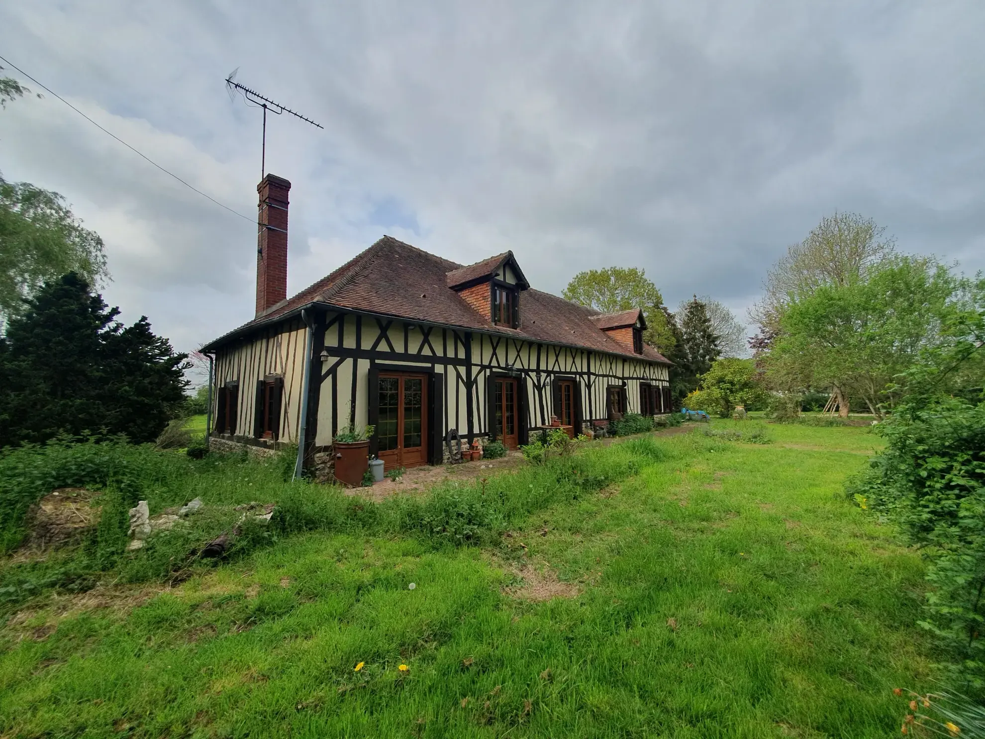 Belle maison normande à Bernay avec grand jardin et charme traditionnel 