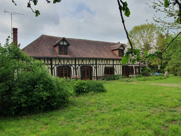 Belle maison normande à Bernay avec grand jardin et charme traditionnel