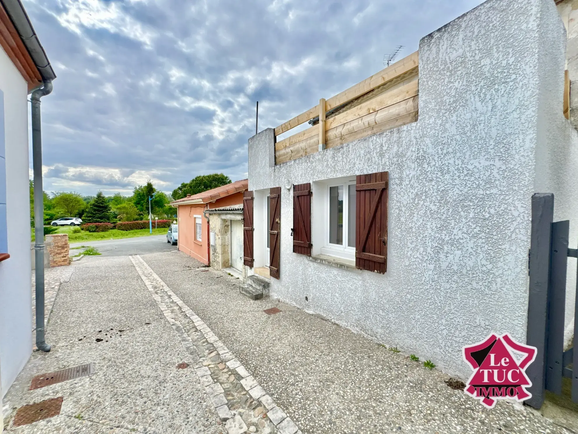 Maison de village avec terrasse à Ledat - 4 chambres, jardin, rénovée 