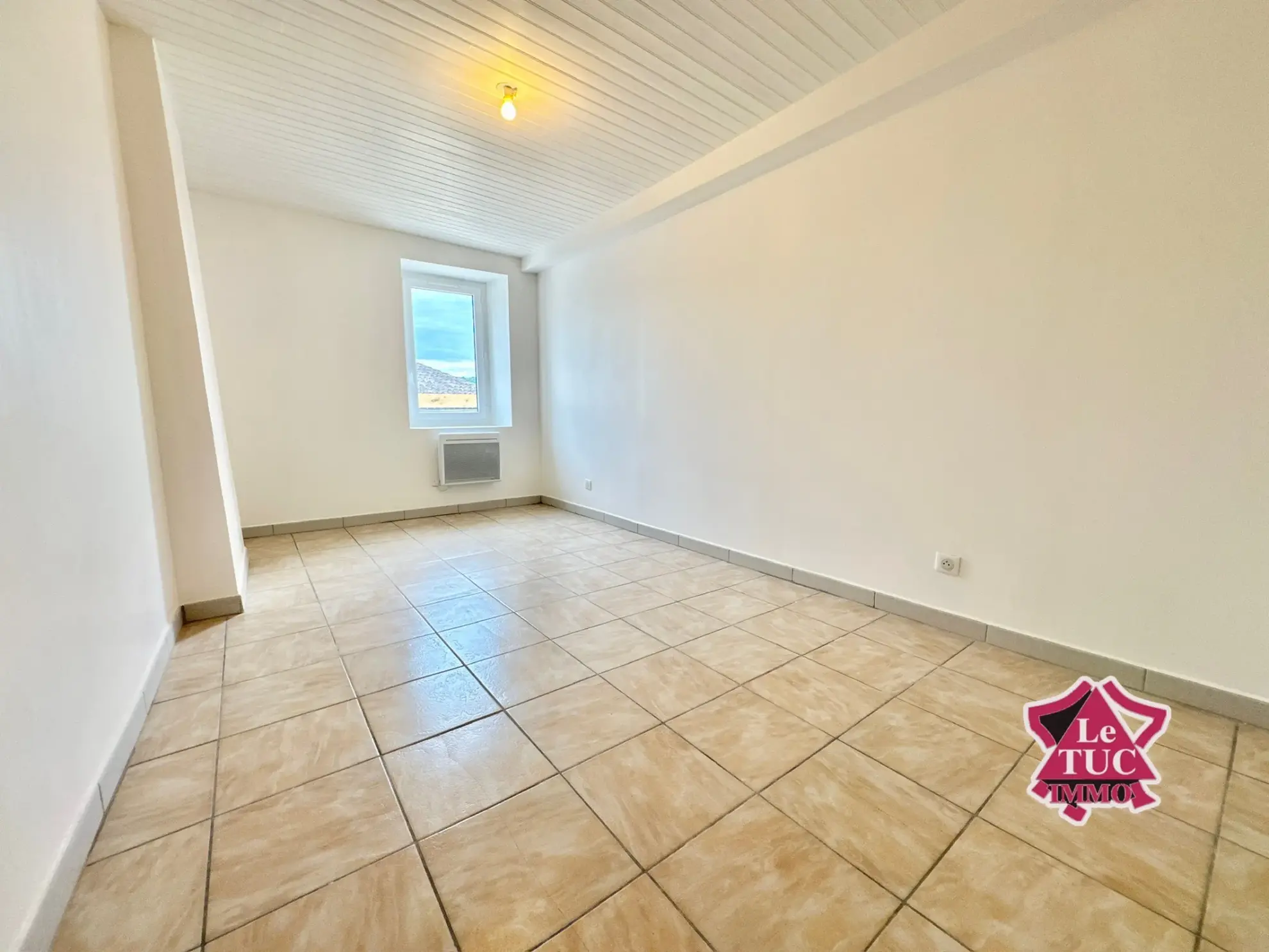 Maison de village avec terrasse à Ledat - 4 chambres, jardin, rénovée 