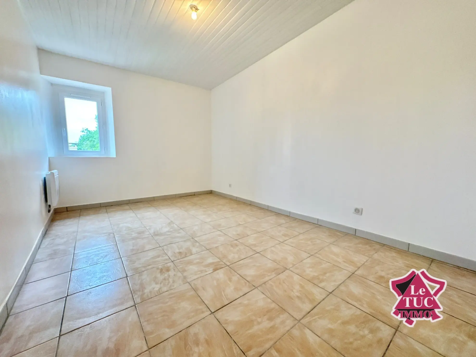 Maison de village avec terrasse à Ledat - 4 chambres, jardin, rénovée 