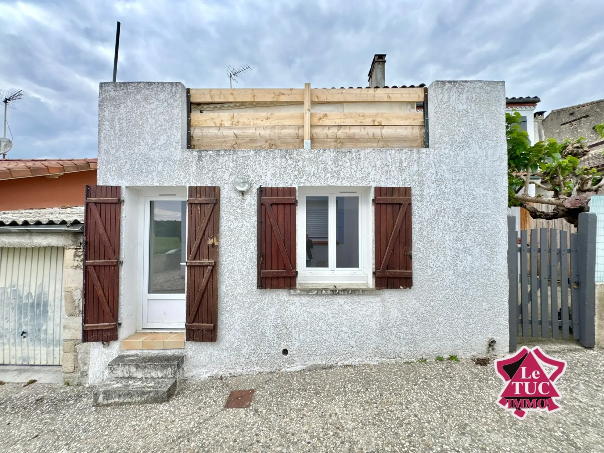 Maison de village avec terrasse à Ledat - 4 chambres, jardin, rénovée 