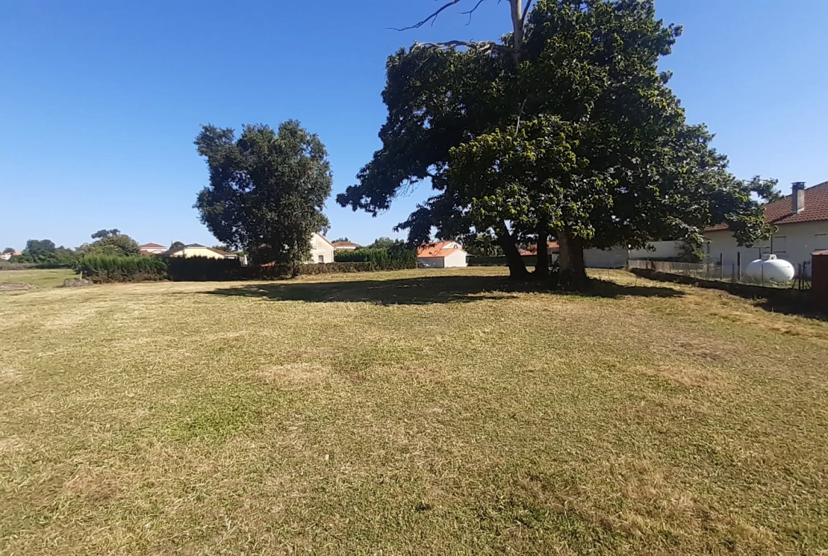 Terrain constructible de 2300 m² à Bours, proche du lac 
