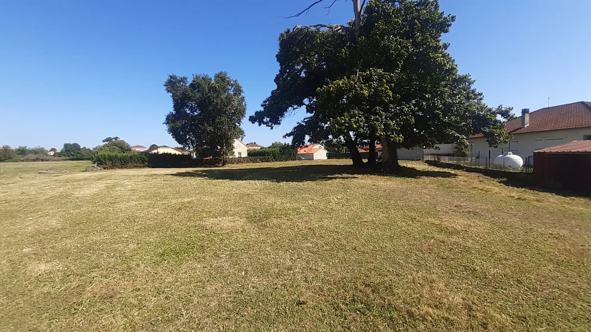 Terrain constructible de 2300 m² à Bours, proche du lac 