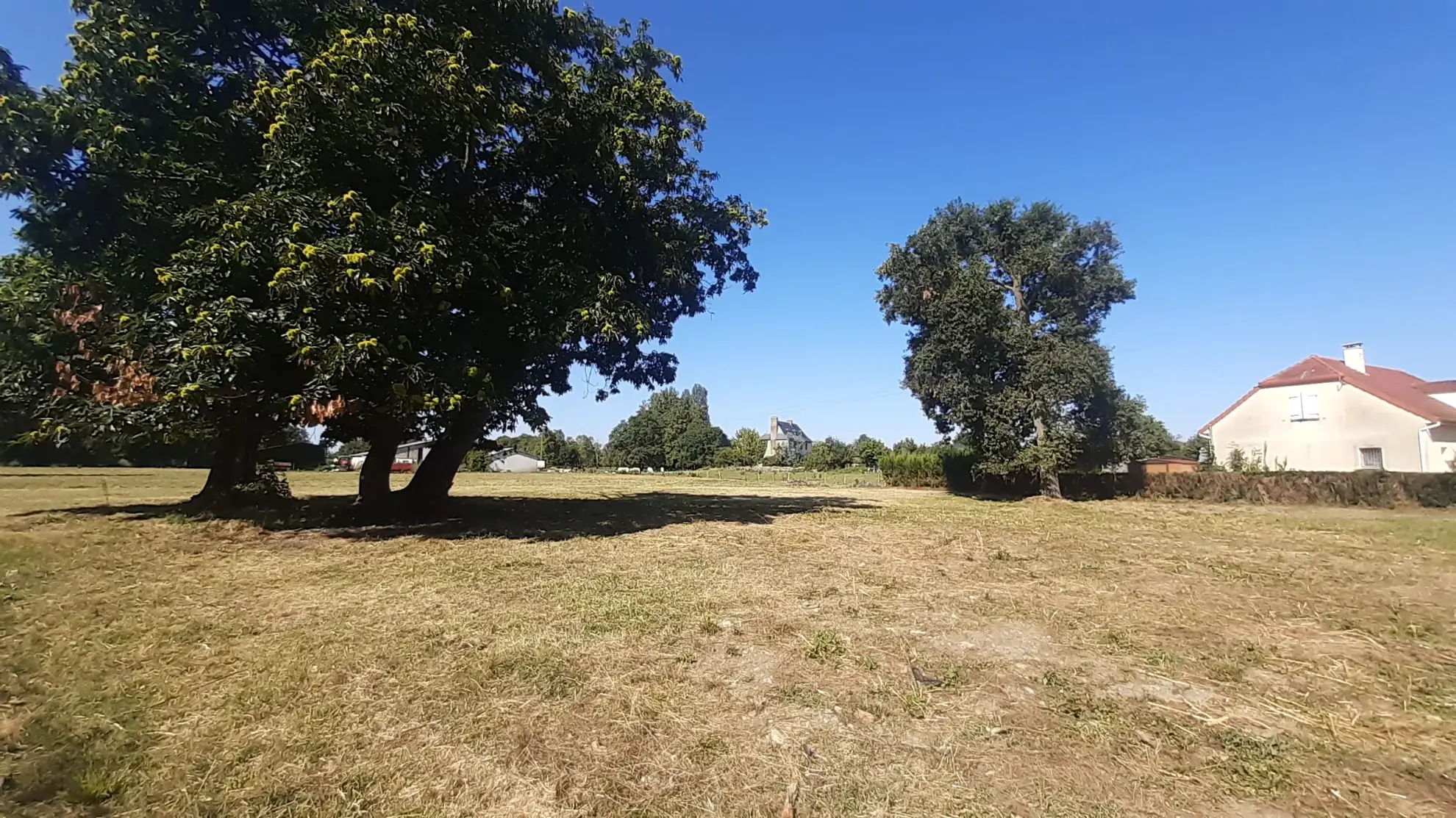 Terrain constructible de 2300 m² à Bours, proche du lac 