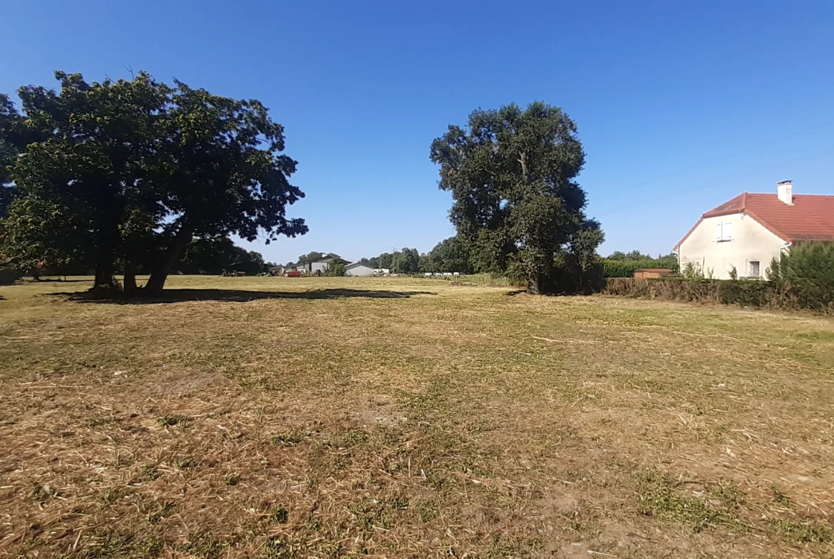 Terrain constructible de 2300 m² à Bours, proche du lac 