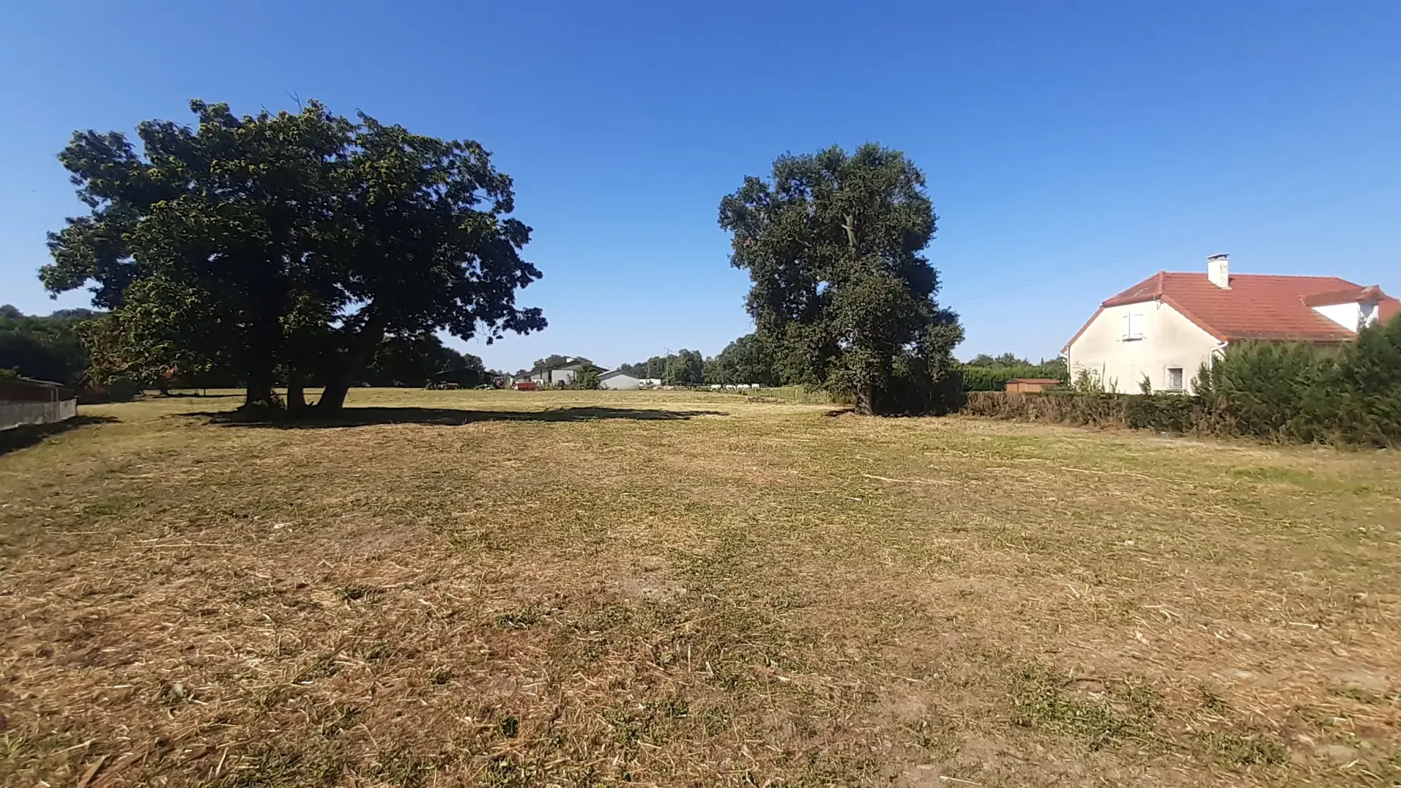 Terrain constructible de 2300 m² à Bours, proche du lac 