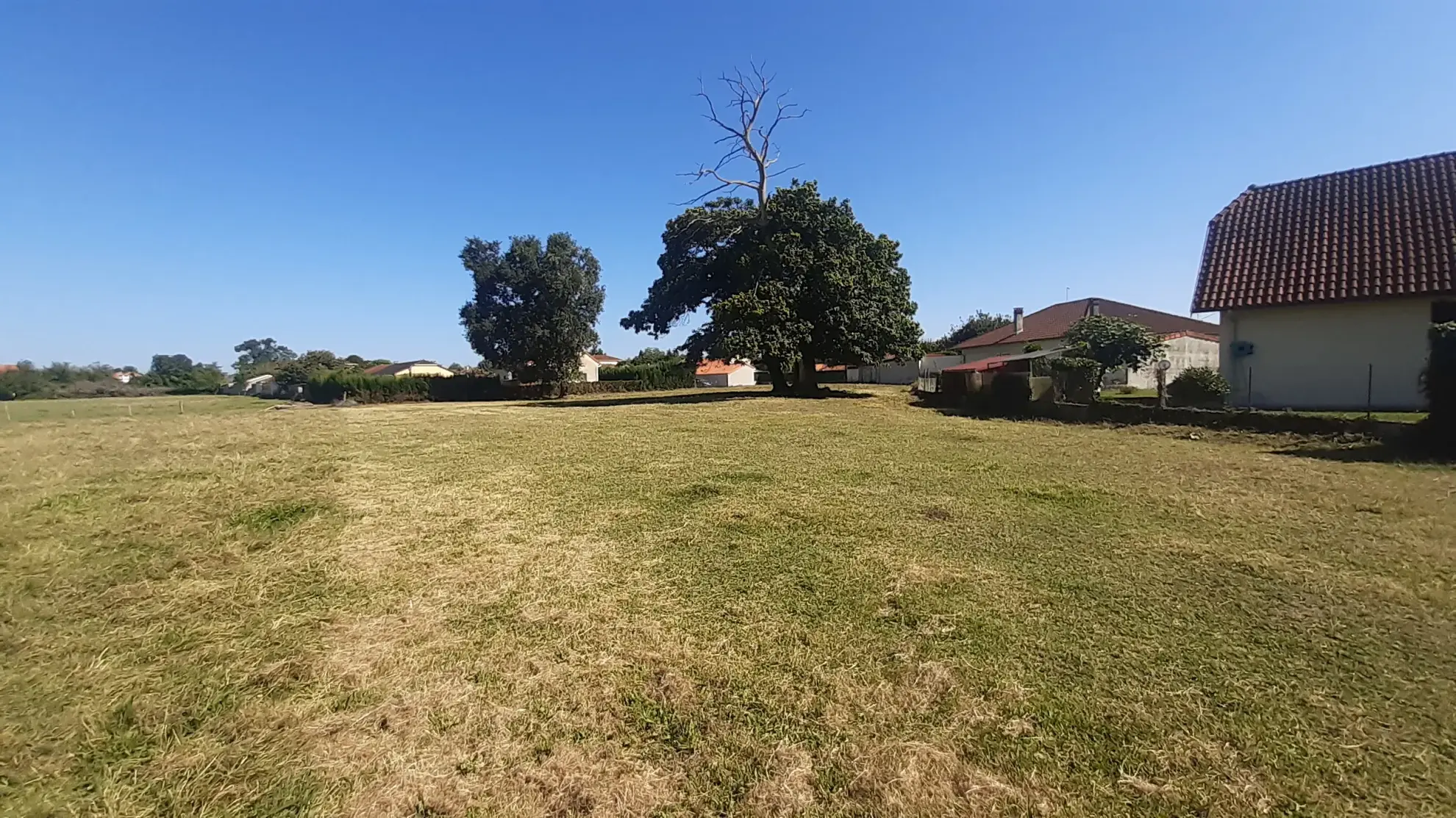 Terrain constructible de 2300 m² à Bours, proche du lac 