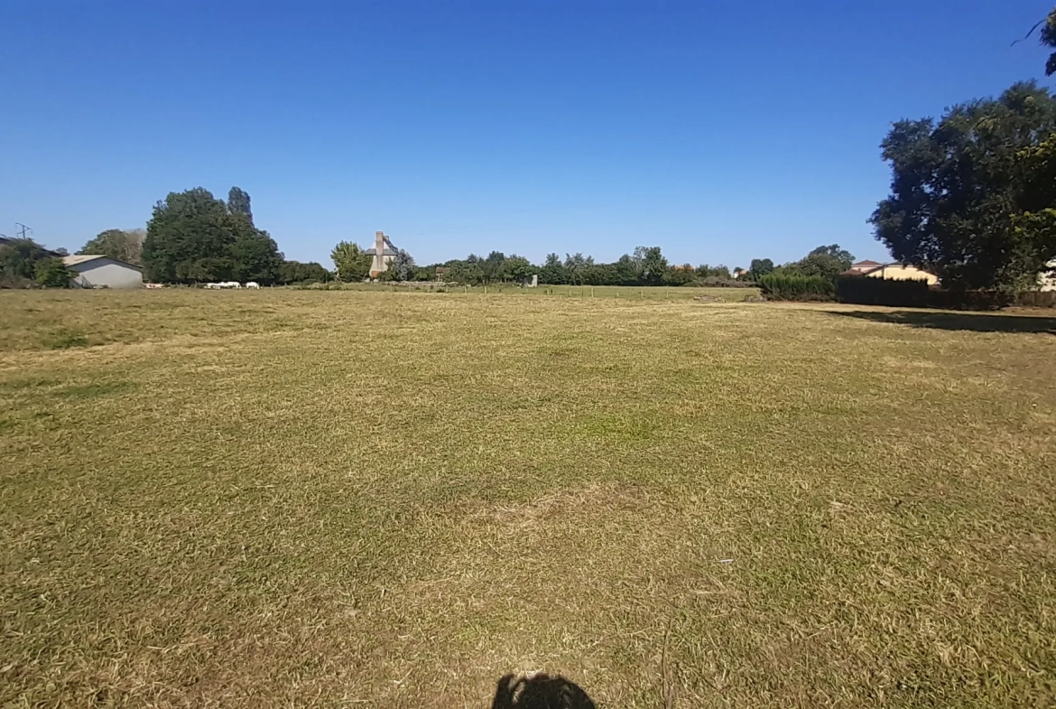 Terrain constructible de 2300 m² à Bours, proche du lac 
