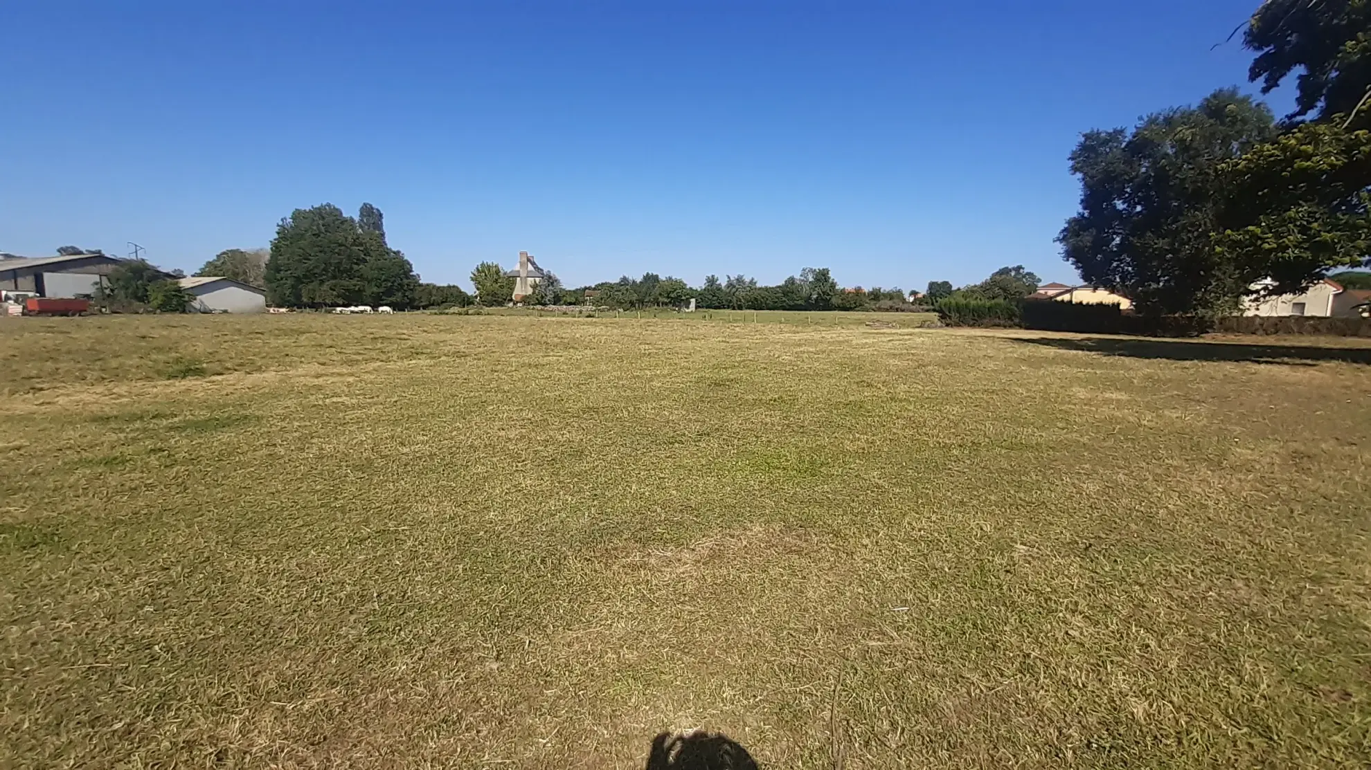 Terrain constructible de 2300 m² à Bours, proche du lac 