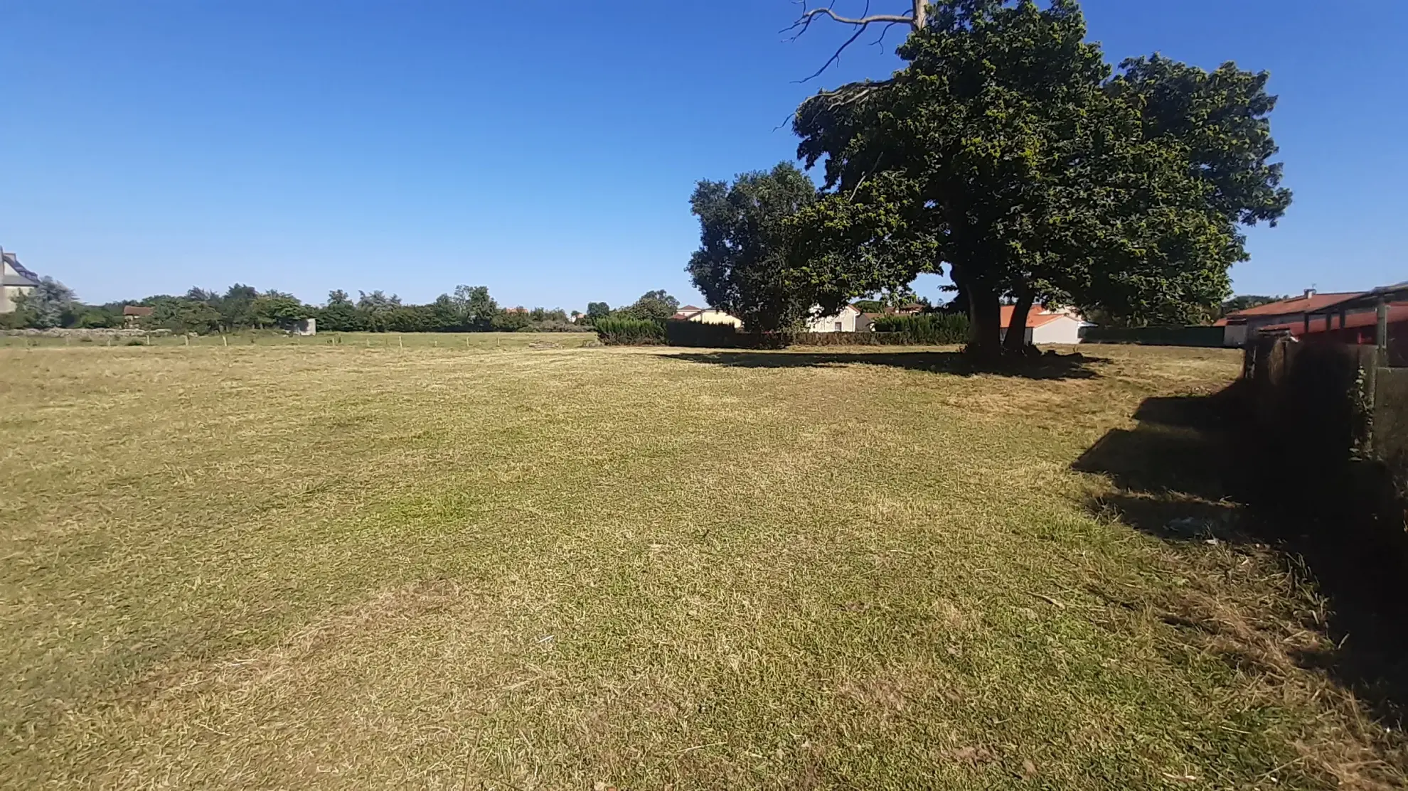 Terrain constructible de 2300 m² à Bours, proche du lac 