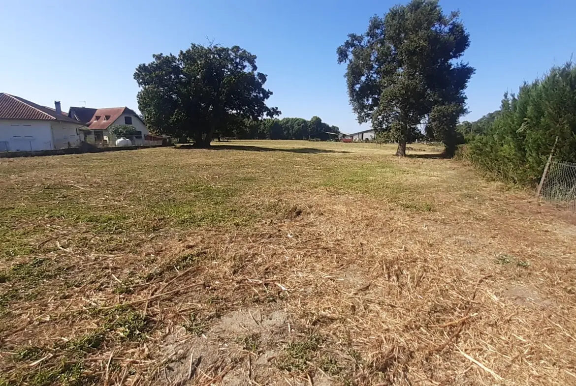 Terrain constructible de 2300 m² à Bours, proche du lac 