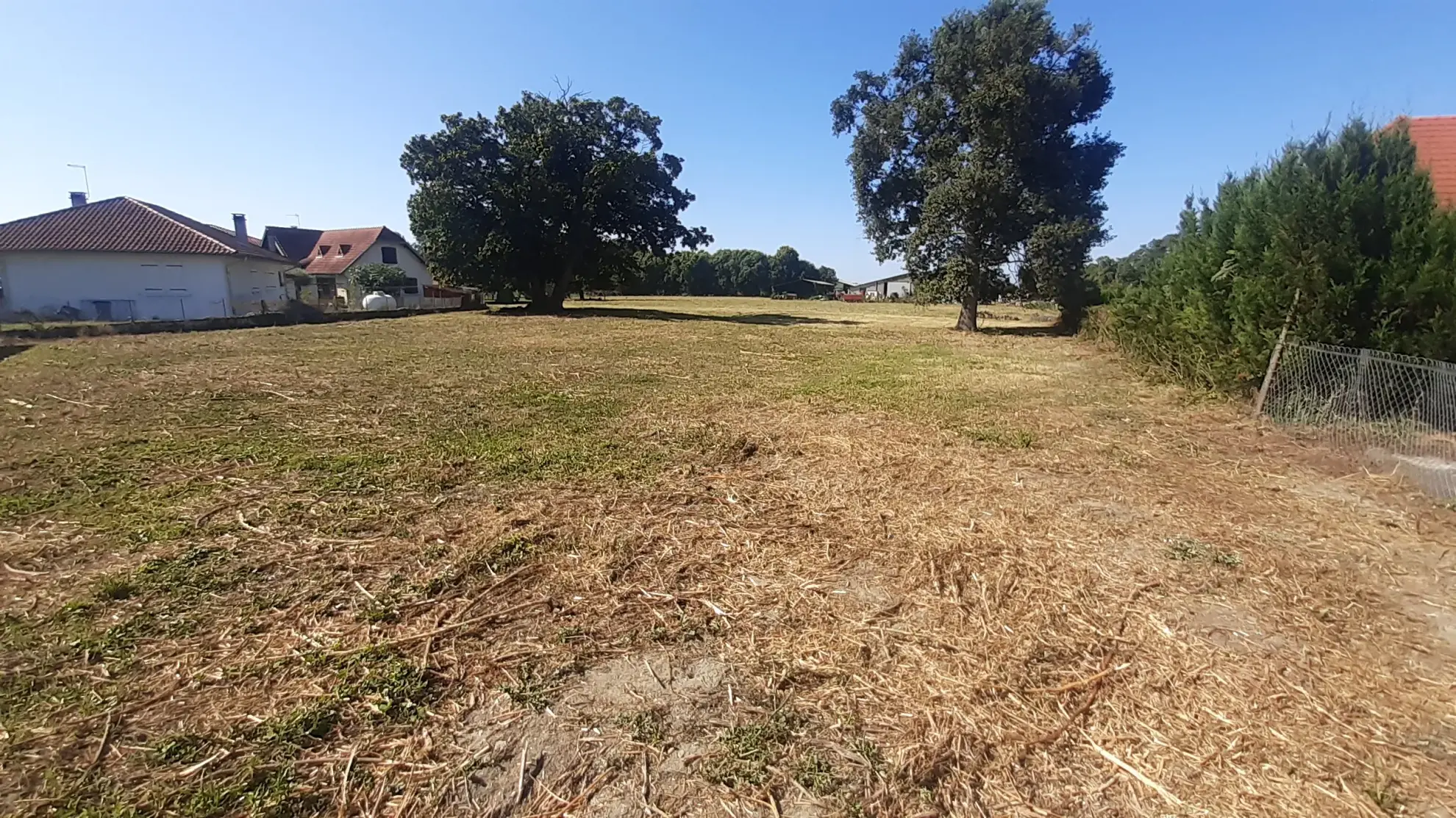 Terrain constructible de 2300 m² à Bours, proche du lac 