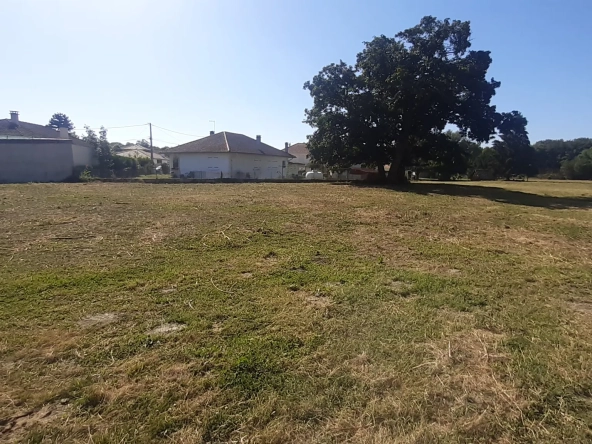 Terrain constructible de 2300 m² à Bours, proche du lac