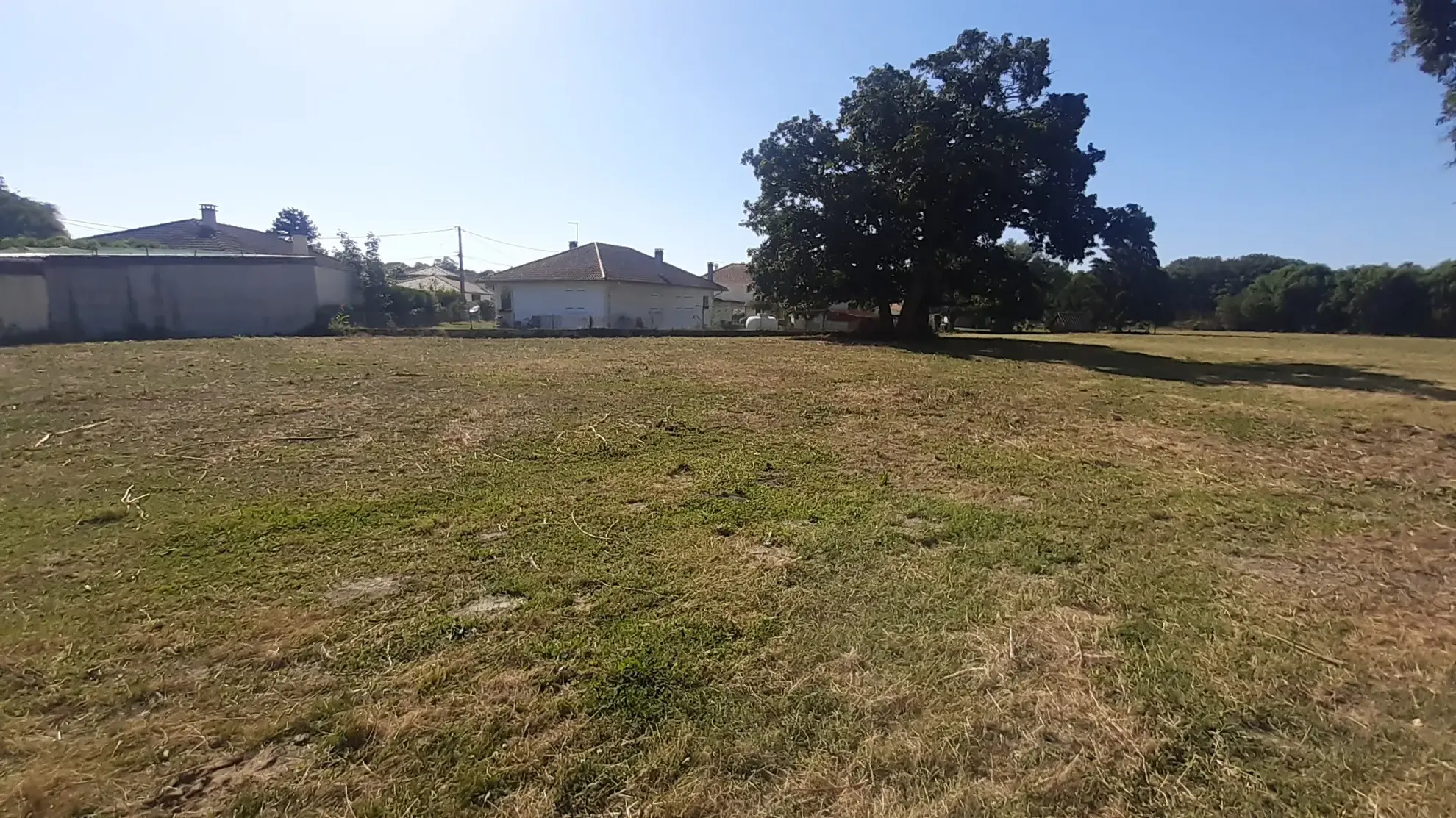 Terrain constructible de 2300 m² à Bours, proche du lac 