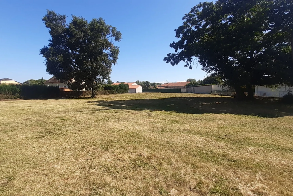 Terrain constructible de 2300 m² à Bours, proche du lac 