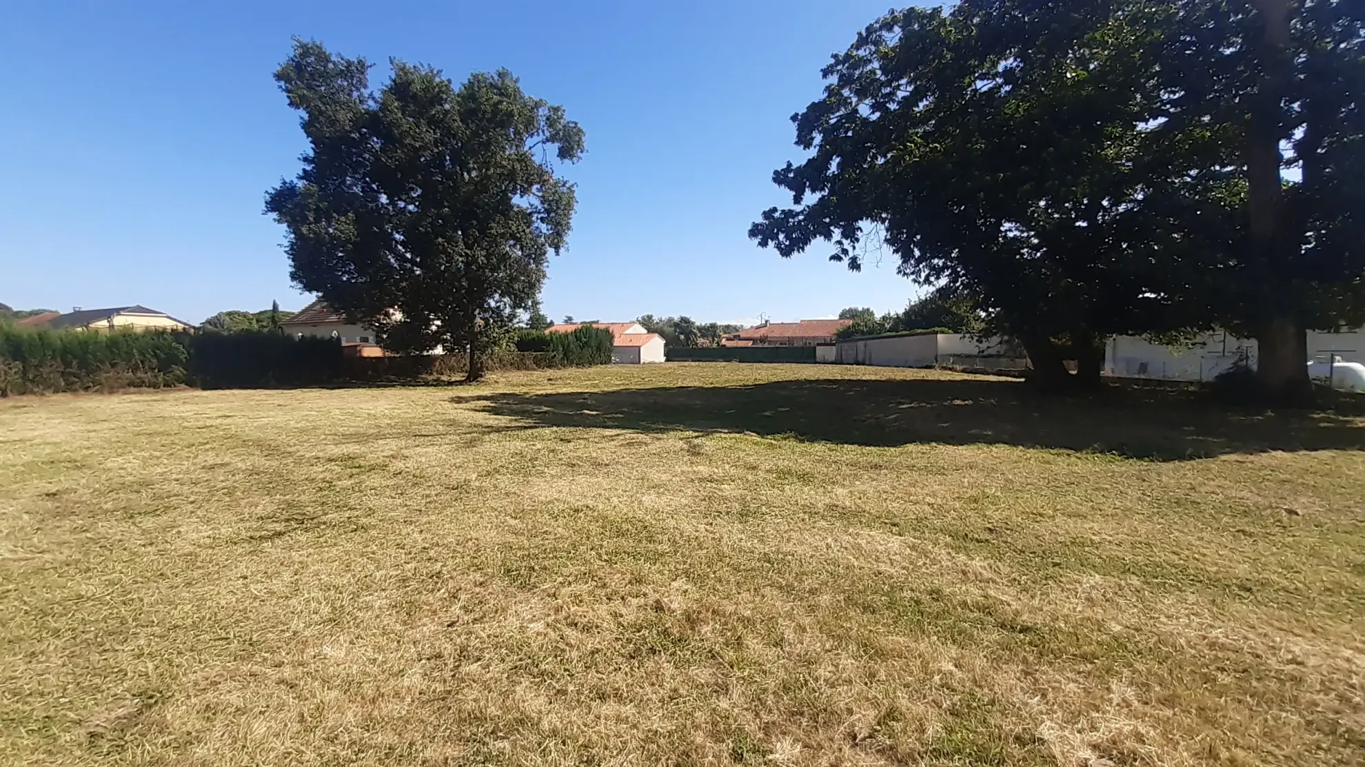 Terrain constructible de 2300 m² à Bours, proche du lac 