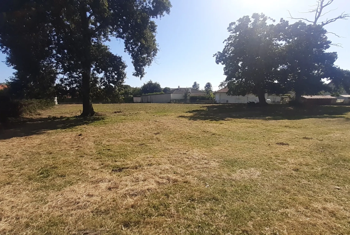 Terrain constructible de 2300 m² à Bours, proche du lac 