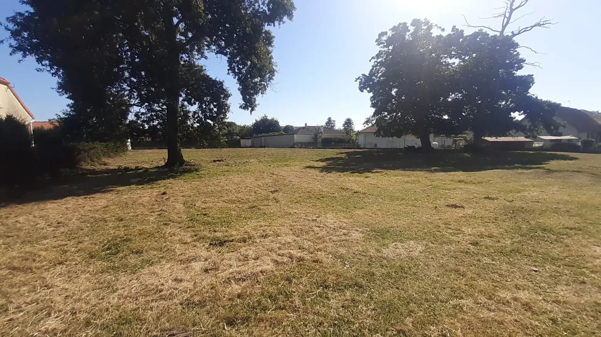 Terrain constructible de 2300 m² à Bours, proche du lac 