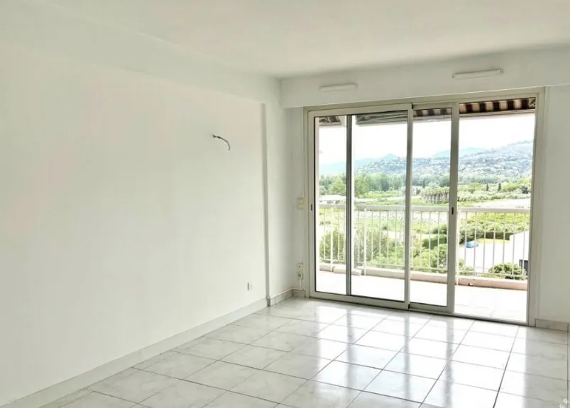 Appartement lumineux de 81m² avec terrasse et vue mer à Cannes 