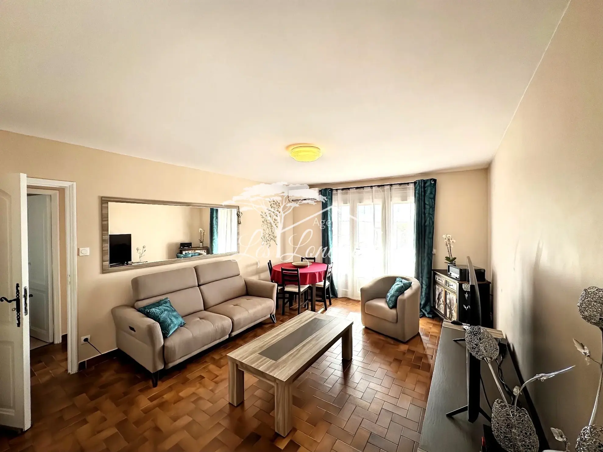 Appartement T3 avec terrasse et parking en centre-ville de La Londe-les-Maures 
