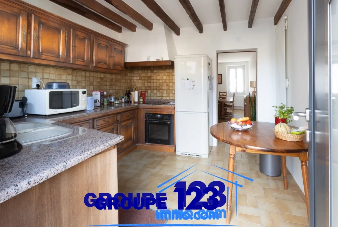 Maison à vendre à Auxerre - 126 m², 3 chambres, garage, chauffage mixte 