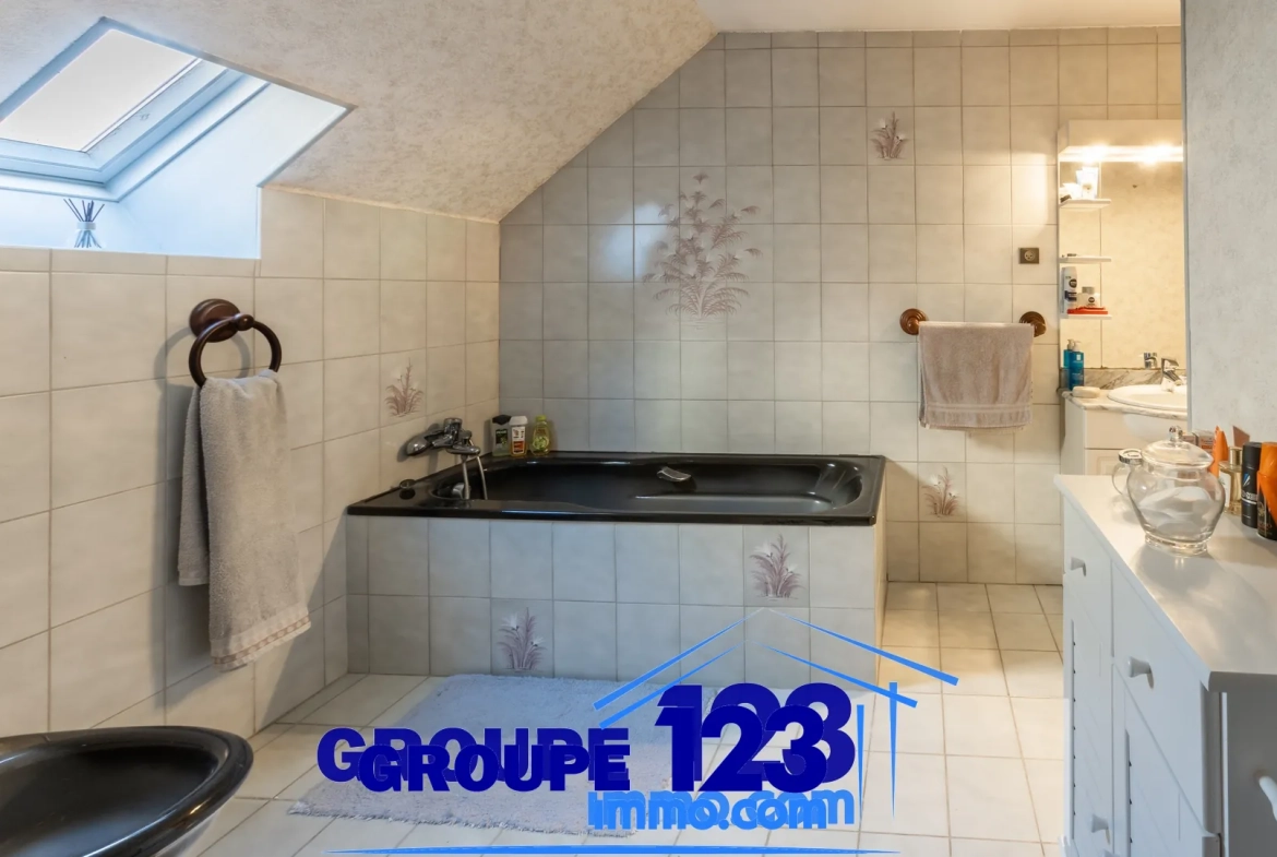 Maison à vendre à Auxerre - 126 m², 3 chambres, garage, chauffage mixte 