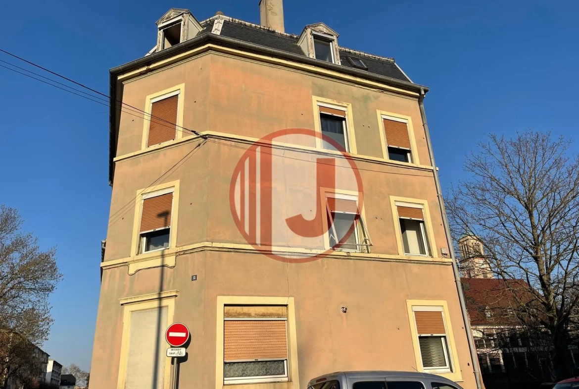 Investissement immobilier à Mulhouse : immeuble de 6 logements avec annexes et potentiel de développement 