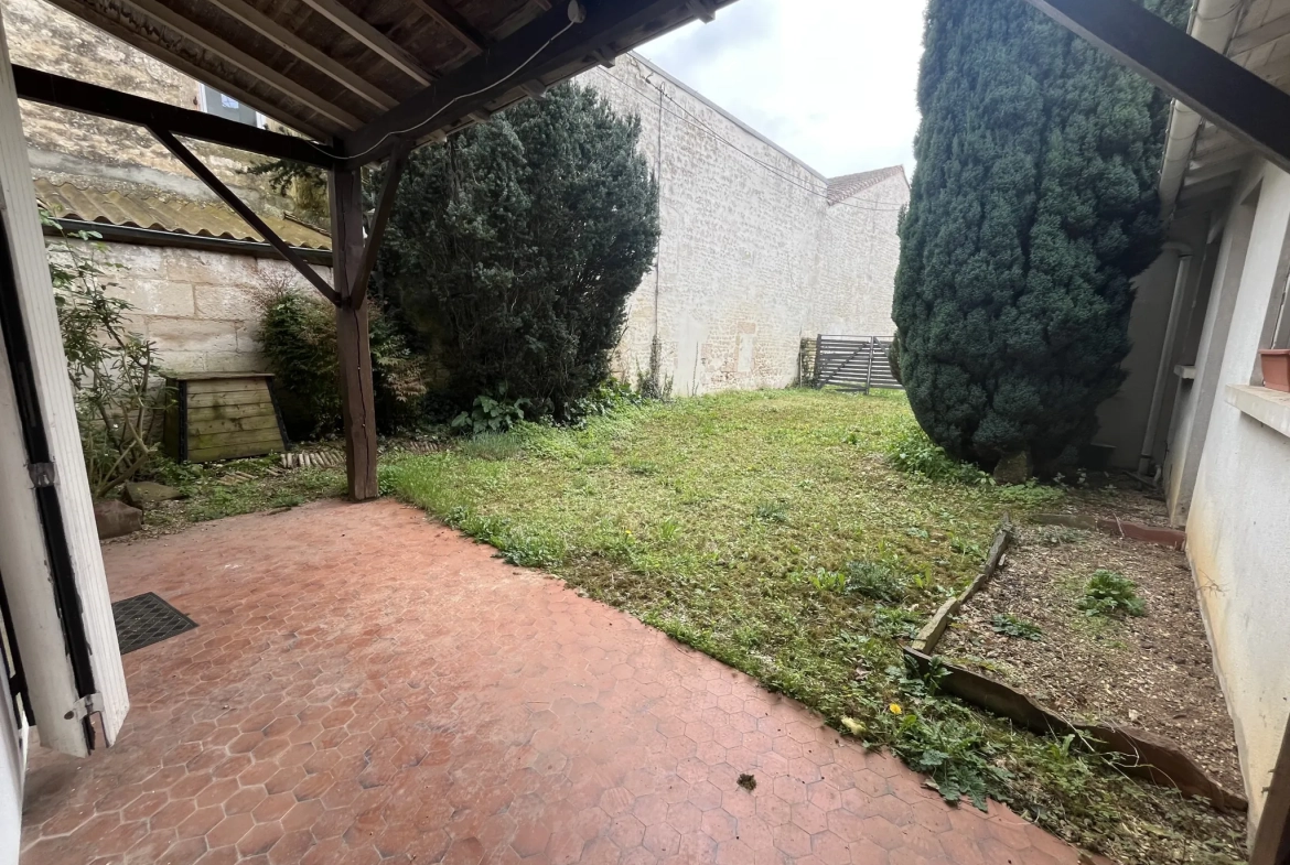 Maison à Magne avec 3 chambres, garage et jardin – Centre-bourg 