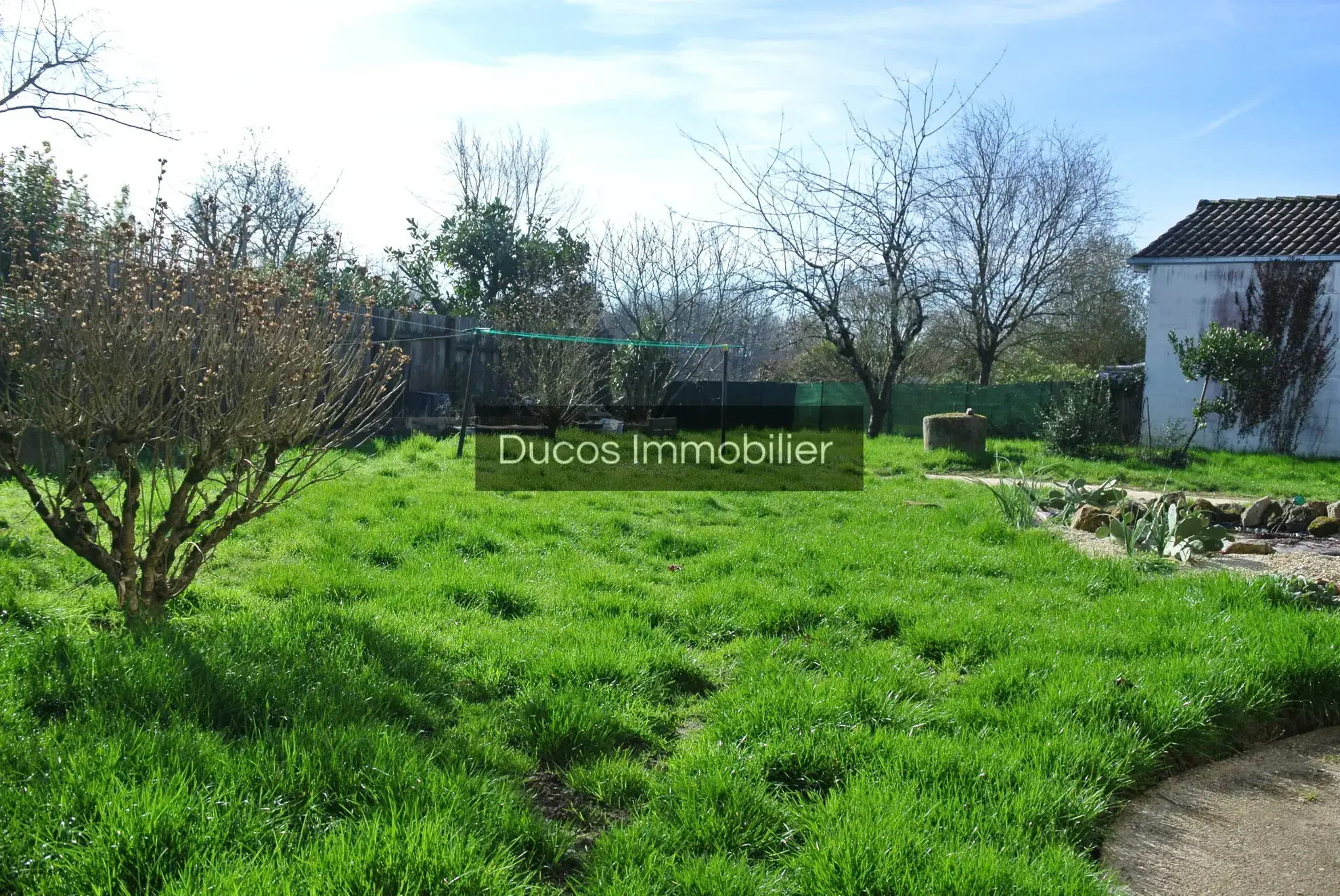 Maison en pierre à Beaupuy avec jardin et terrasse, à moderniser 