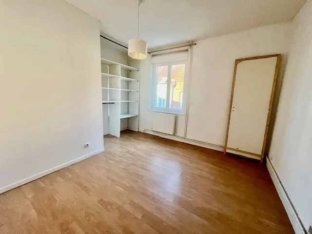 Maison à vendre de 105 m² avec 4 chambres à Tourcoing, proche du centre et des écoles 