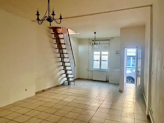 Maison à vendre de 105 m² avec 4 chambres à Tourcoing, proche du centre et des écoles 