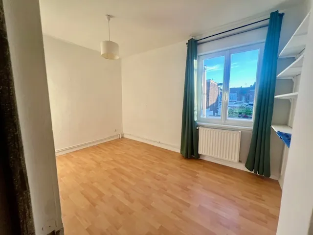 Maison à vendre de 105 m² avec 4 chambres à Tourcoing, proche du centre et des écoles 