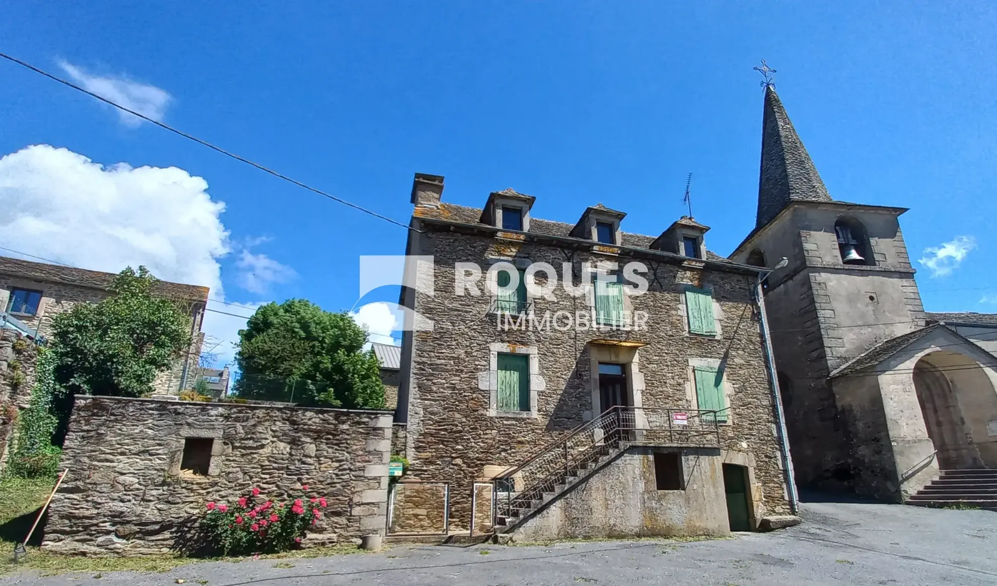 Charmante maison en pierre avec terrasse et jardin à Salles-Curan 