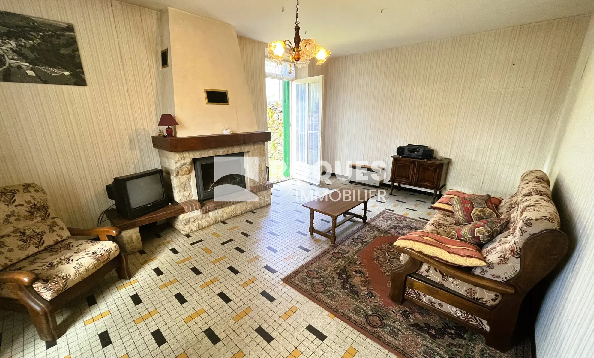 Charmante maison en pierre avec terrasse et jardin à Salles-Curan 