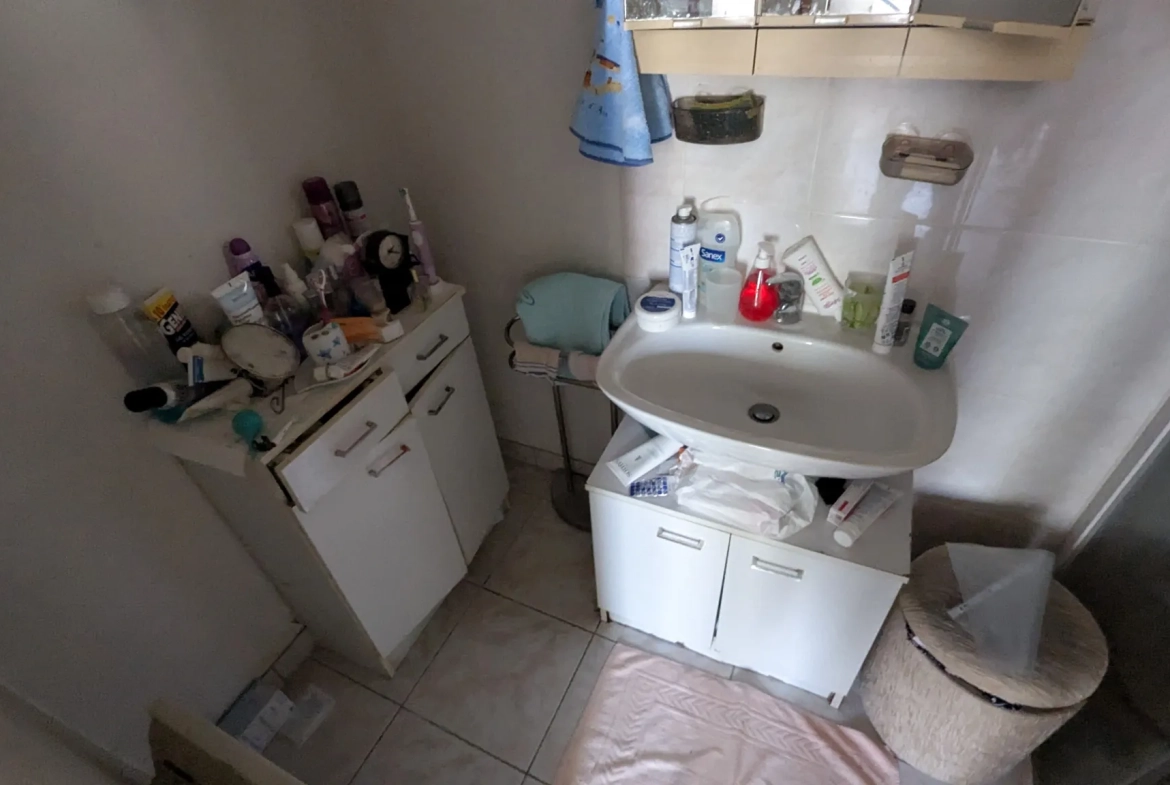 Grande maison ancienne à rénover proche Niort avec dépendances et terrain spacieux 