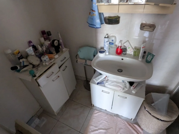 Grande maison ancienne à rénover proche Niort avec dépendances et terrain spacieux 