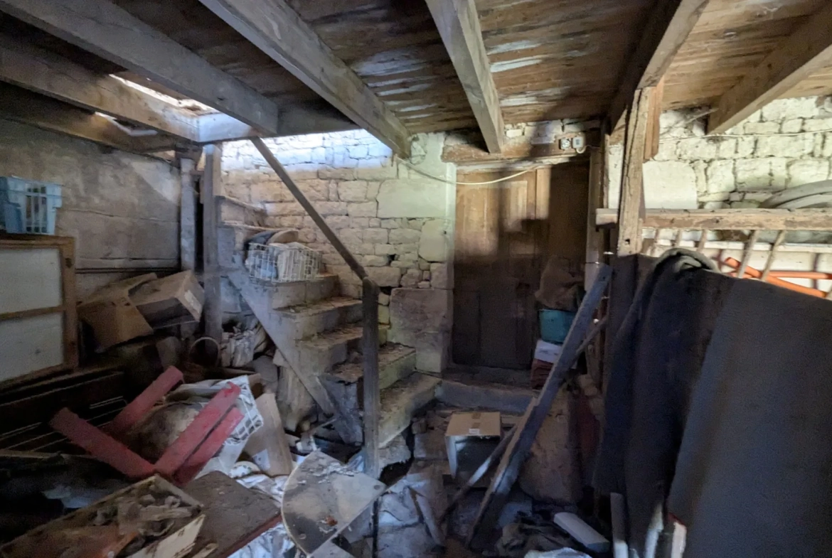 Grande maison ancienne à rénover proche Niort avec dépendances et terrain spacieux 