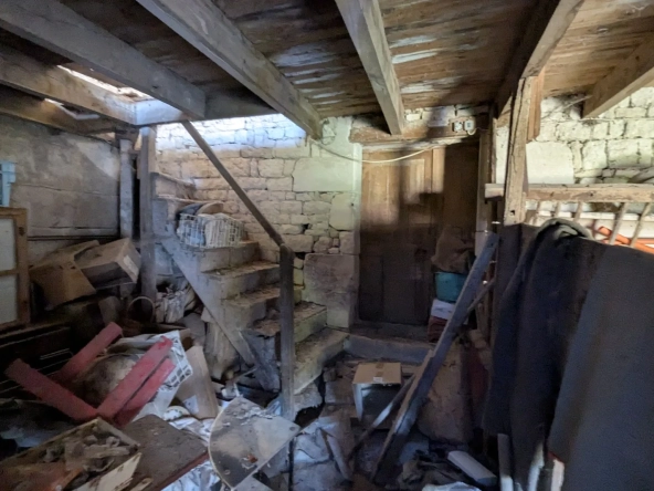 Grande maison ancienne à rénover proche Niort avec dépendances et terrain spacieux 
