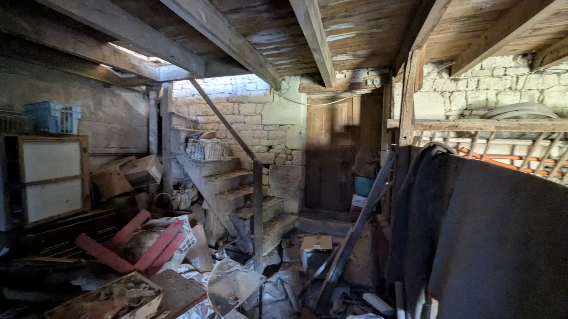 Grande maison ancienne à rénover proche Niort avec dépendances et terrain spacieux 