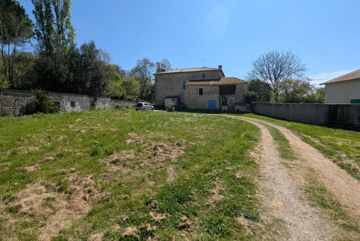 Grande maison ancienne à rénover proche Niort avec dépendances et terrain spacieux 