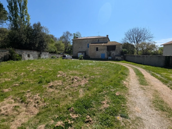 Grande maison ancienne à rénover proche Niort avec dépendances et terrain spacieux 